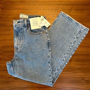 BNWT Women’s Abercrombie & Fitch Ultra High Rise 90s Straight jeans  28W x 26L